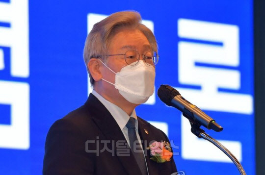 이재명 경기도지사가 지난 20일 서울 여의도 중소기업중앙회에서 열린 '대한민국 성장과 공정을 위한 국회 포럼 출범식'에서 축사를 하고 있다. (연합뉴스)